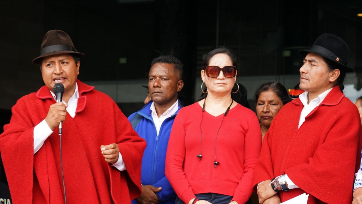 El martes 28 de marzo Pazmiño se unió a los dirigentes de la Conaie. Acudió cubierta uno de sus ojos.