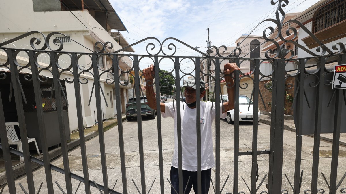 Las manzanas de la ciudadela Los Almendros han sido cerradas con portones y rejas.