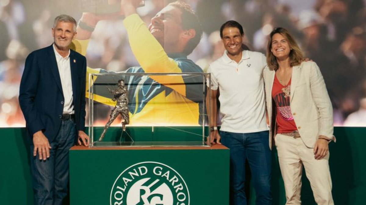 El tenista español con el presidente de la Federación Francesa y Amelie Mauresmo, directora del torneo.