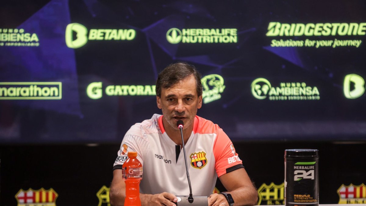 Fabián Bustos dibujó ya el esquema para enfrentar a Mushuc Runa.