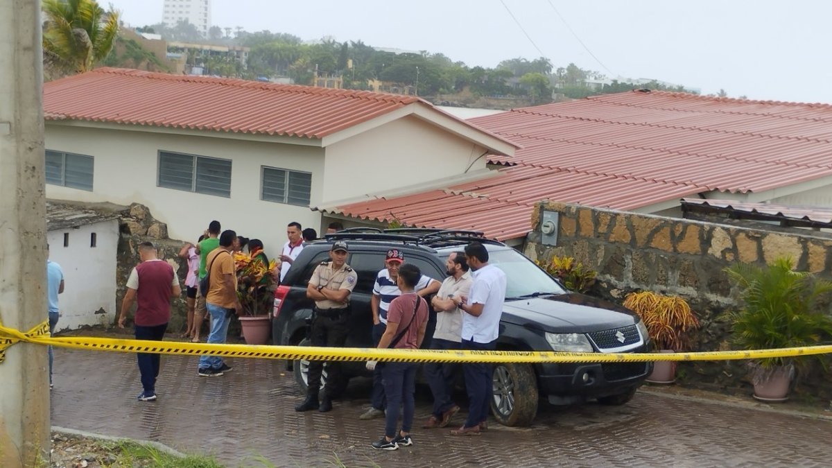 Los comuneros estaban atentos a la información policial afuera de la residencia en Punta Blanca.