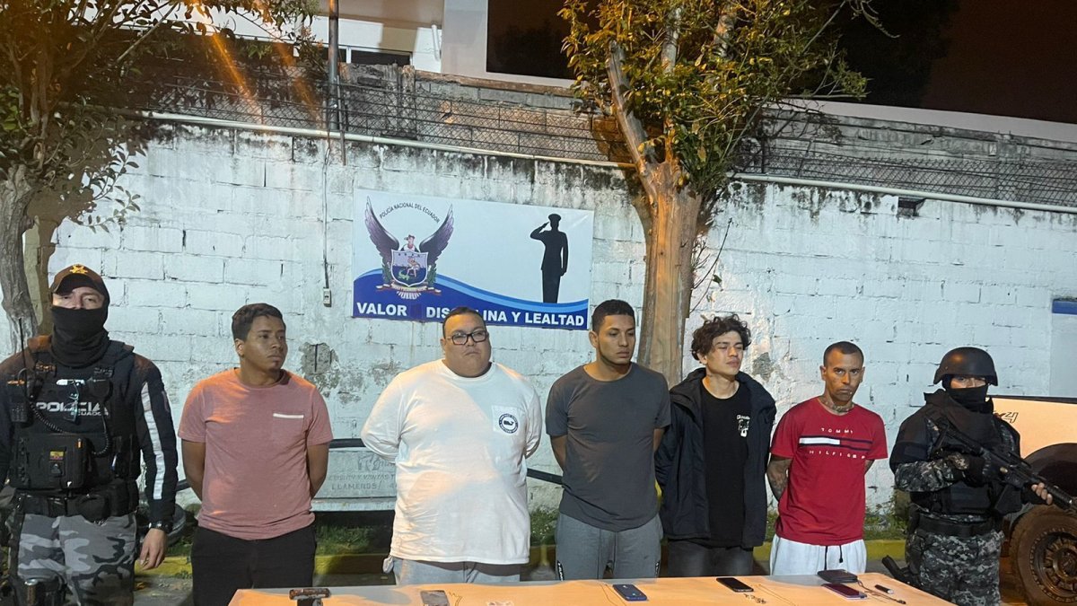 Luis Arboleda (vestido de blanco), cabecilla de la banda Los Lobos, en una detención anterior.