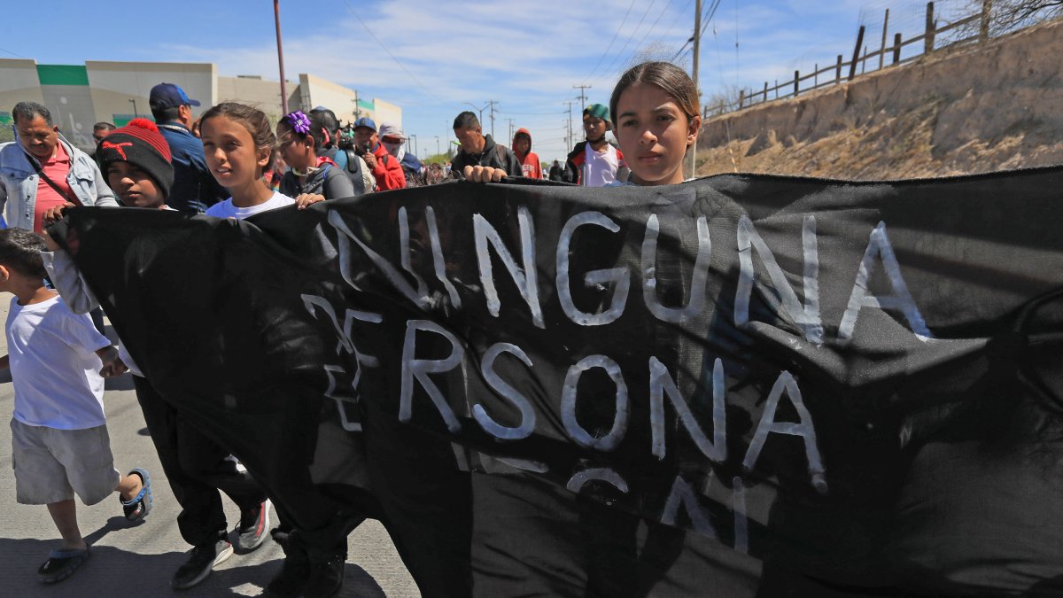 Un grupo de migrantes y activistas salieron a protestar por el hecho.