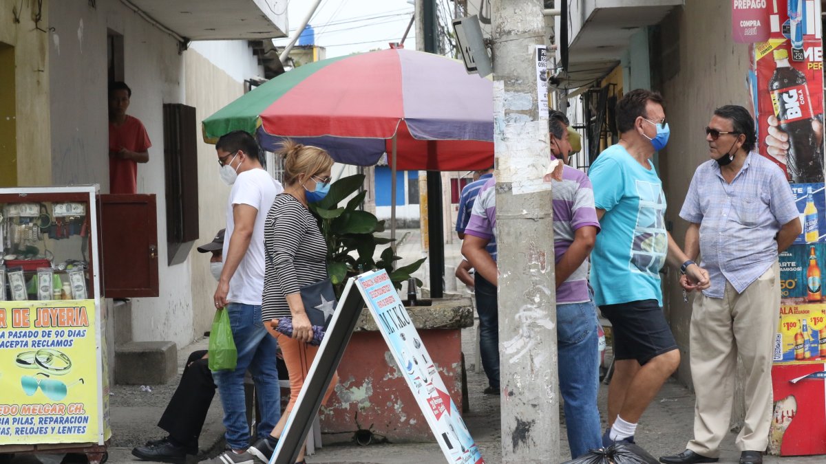 Los peatones encuentran obstáculos al momento de caminar por las veredas de Sauces 6.