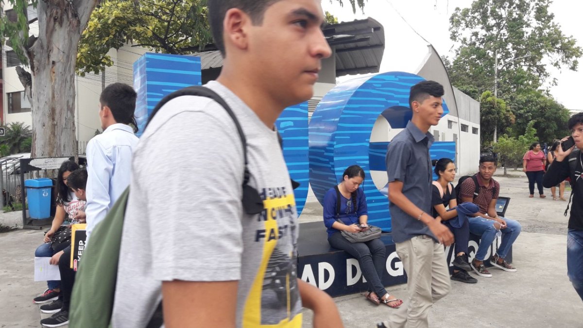 Hay expectativas en miles de jóvenes que buscan un cupo para ingresar a la Universidad de Guayaquil.