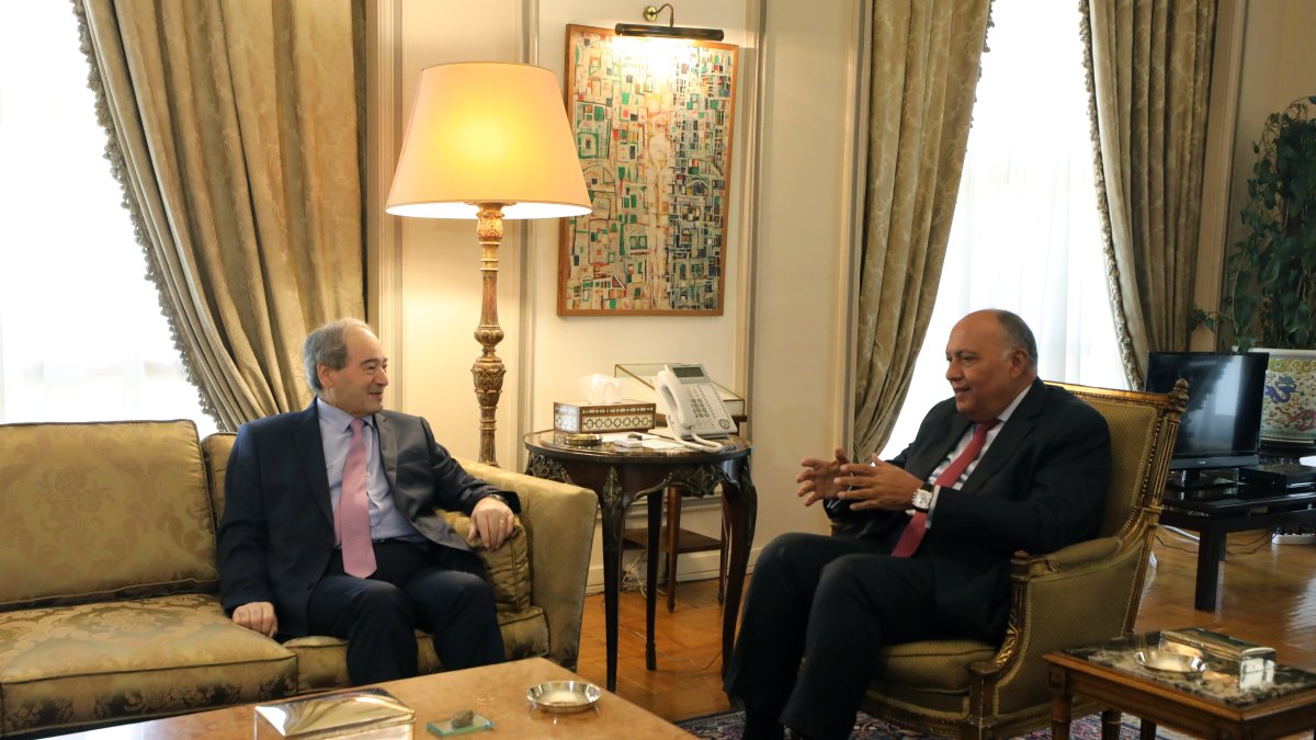 El ministro de Exteriores sirio, Faisal al Miqdad, durante un encuentro en El Cairo con su homólogo egipcio, Sameh Shukri