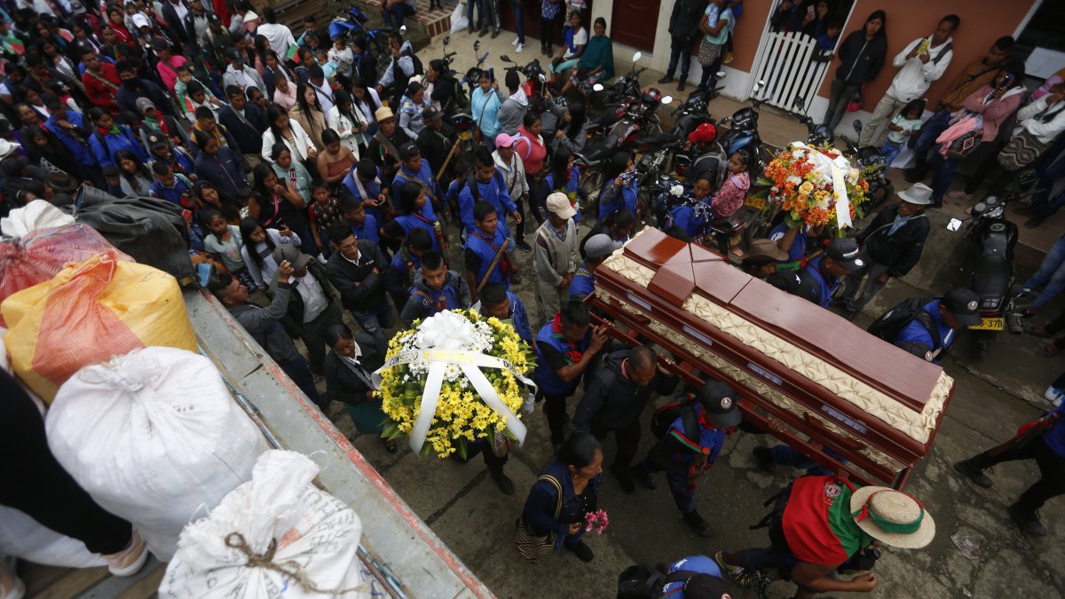 Integrantes de la guardia indígena cargan el féretro del concejal y líder indígena Wilson Bomba Piamba, en una fotografía de archivo.