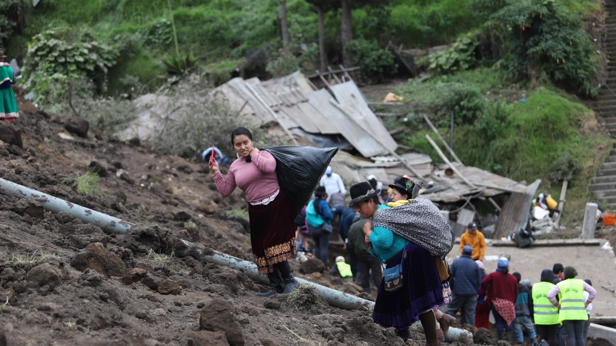 Varios familiares de los fallecidos y desaparecidos permanecen en la zona del deslave, en Alausí.