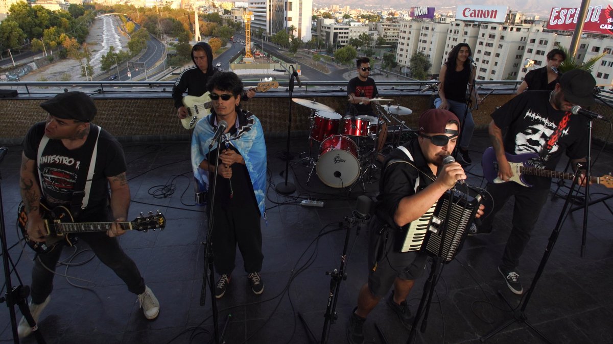 La banda musical Hacia la Victoria que muestra a sus integrantes durante un ensayo en Santiago (Chile).