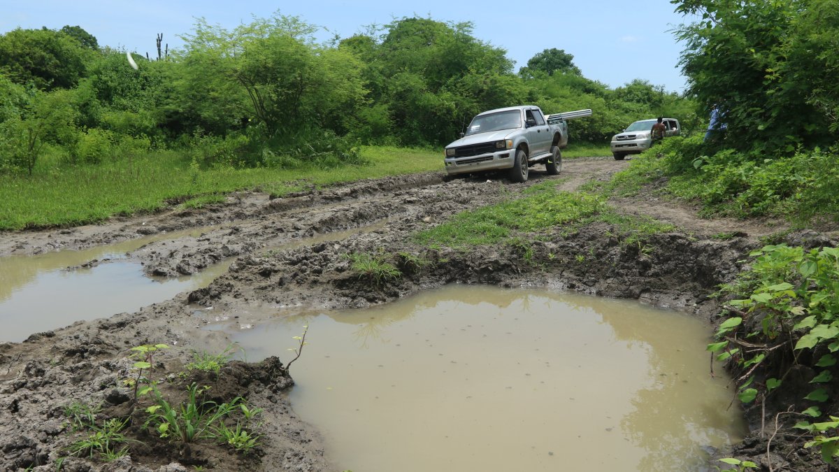 Vías. No hay carreteras establecidas para transportarse entre las comunidades, en Puná.