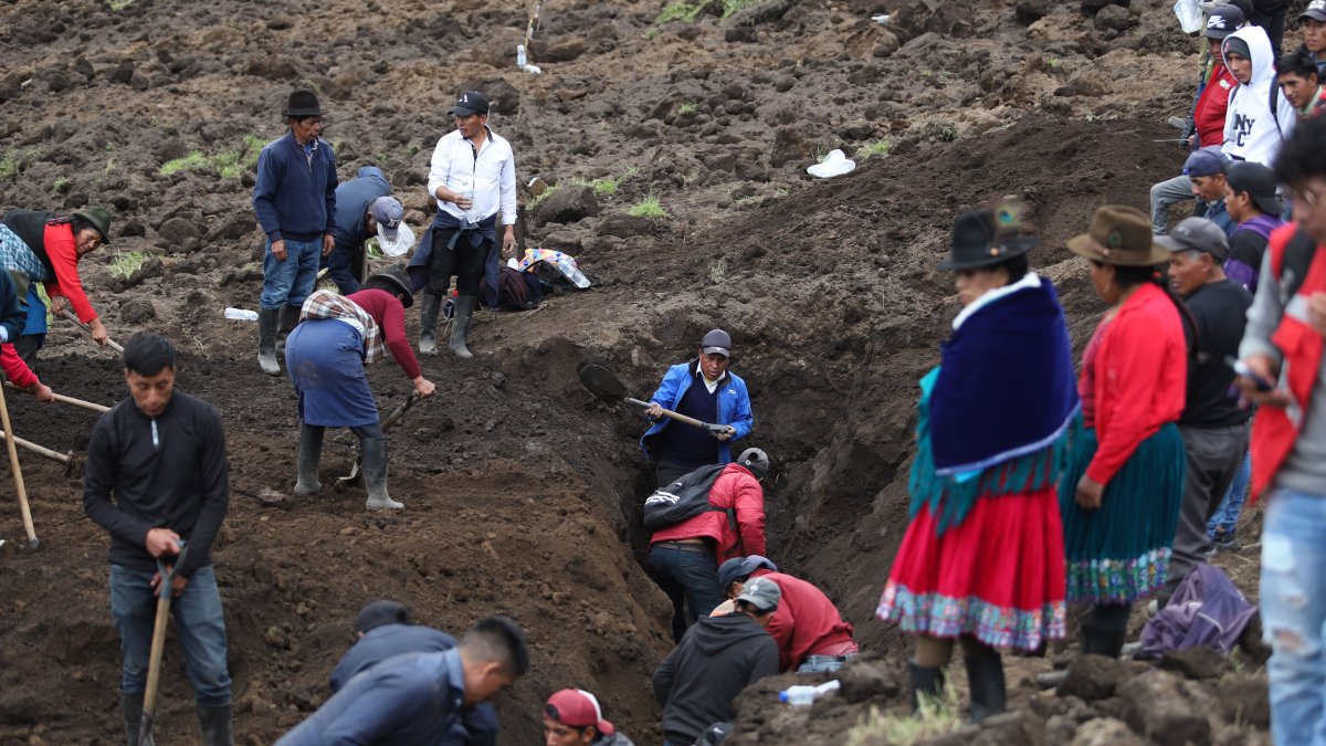 En Alausí, los locales continúan en labores de búsqueda para encontrar a sus allegados.