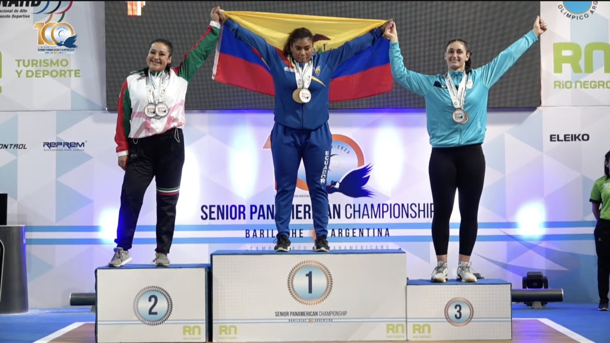 Dayana Mina lució exultante en la plataforma al colgarse las tres medallas de oro de la categoría 87 kg.