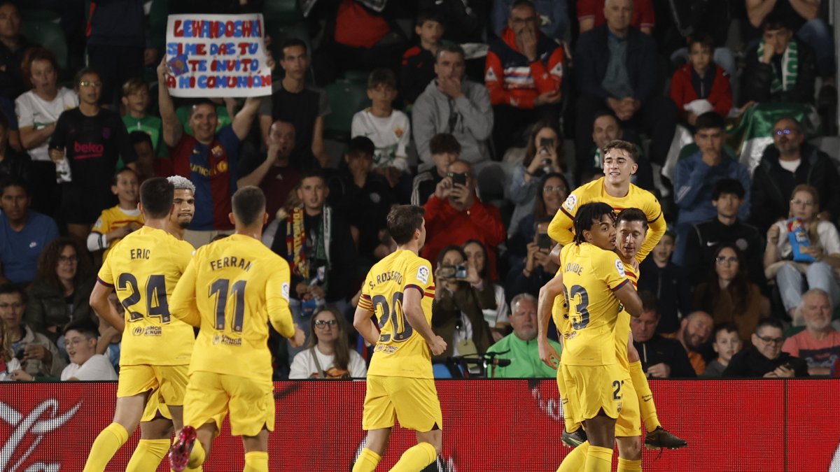 El delantero del FC Barcelona, Robert Lewandowski (d), celebra el primer gol del encuentro correspondiente a la jornada 27 de primera división.