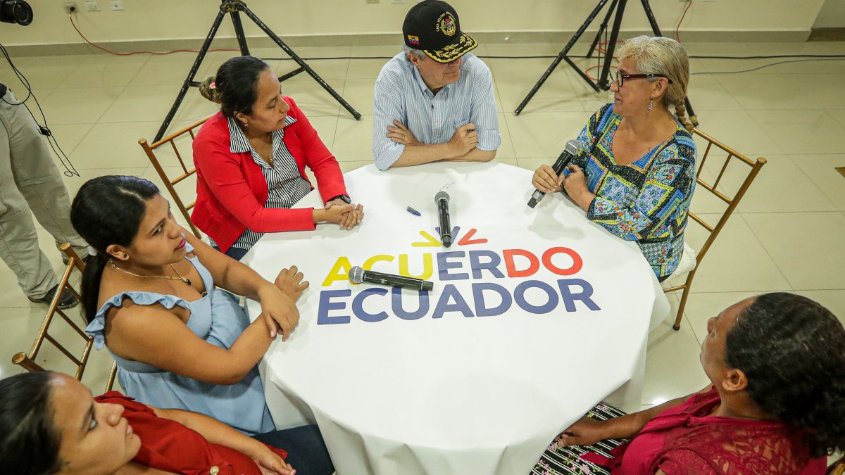 ¿Sabatina? El presidente Guillermo Lasso y un grupo de víctimas durante la grabación del primer programa de la serie ‘Acuerdo Ecuador’.