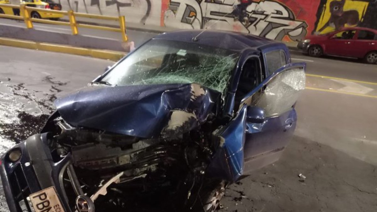 Vías. Un vehículo quedó completamente destruido en la avenida Simón Bolívar, en la entrada a Carapungo.