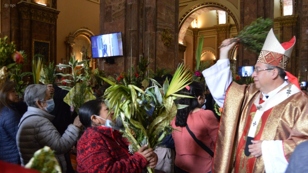 Ceremonia. El arzobispo e Cuenca, Marco Pérez, bendijo los ramos.