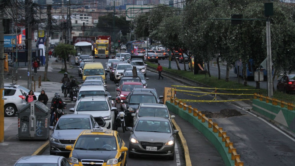 Lo capitalinos deben convivir con el incremento del parque automotor, el tráfico vehicular y las obras a medio hacer en las arterias principales.