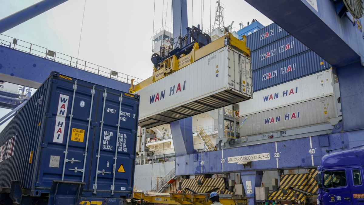 En el Puerto de Guayaquil se ven los contenedores que llevan la oferta exportable de Ecuador al mundo.