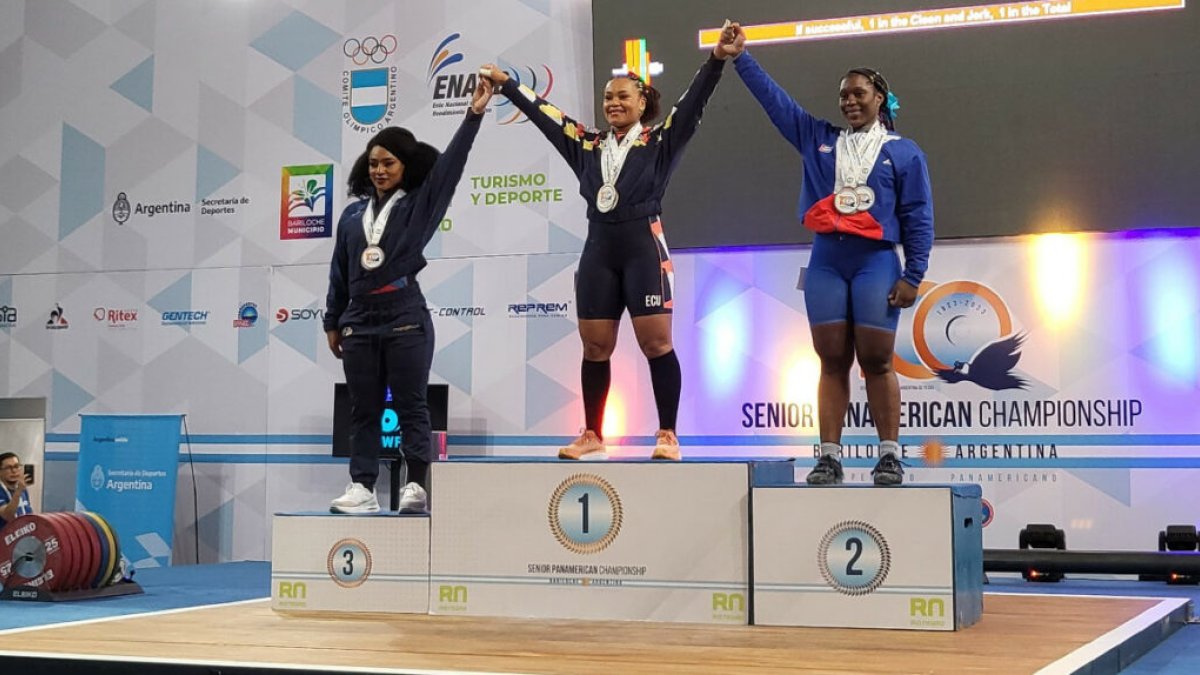 Neisi Dajomes (c) se proclamó campeona panamericana en el torneo al dominar los 81 kg con dos medallas de oro y una de plata, mientras que Salazar fue bronce.