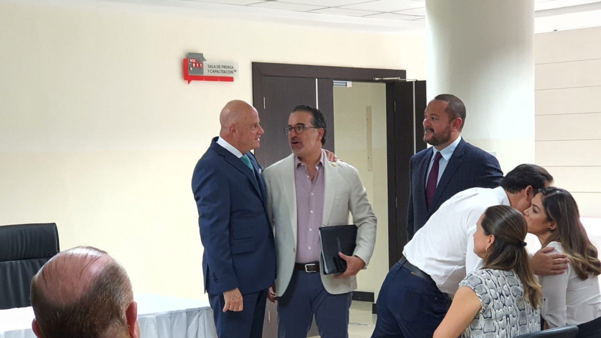 Alfredo Borrero (i) junto a los nuevos ministros Gustavo Manrique (c) y José Dávalos (d).