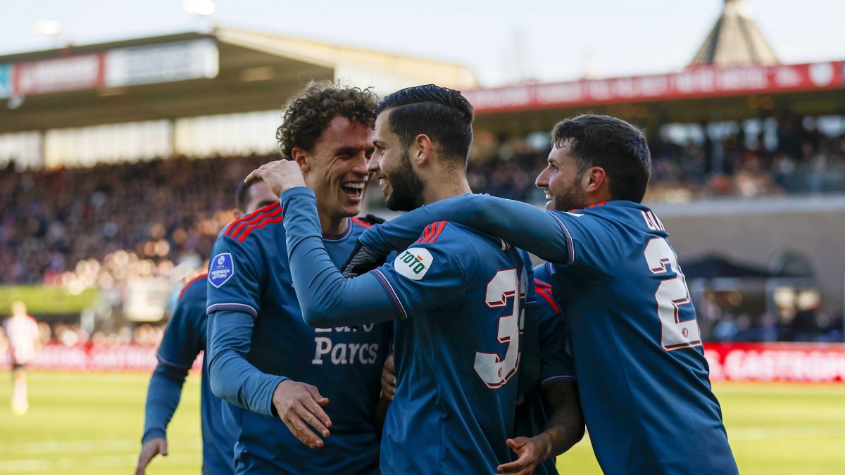 Mats Wieffer del Feyenoord celebra con sus compañeros la victoria.