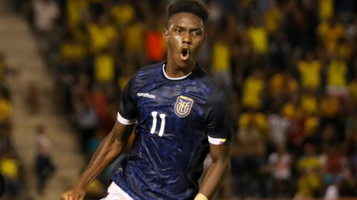 El goleador de la Tri tiene los días contados en Barcelona.