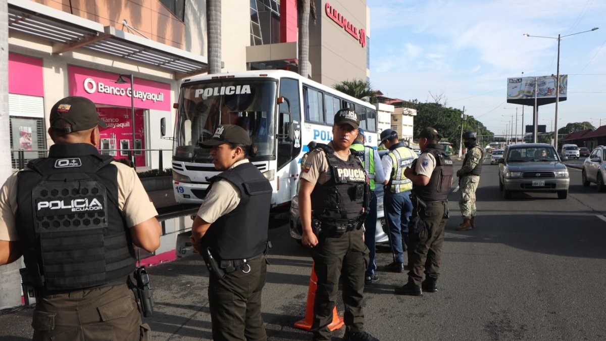 Operativo por estado de excepción en la venida 25 de julio a la altura del Mall del Sur