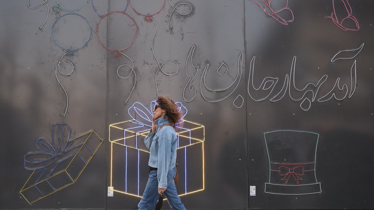 Una mujer pasea sin velo por el norte de Teherán, en una foto reciente.