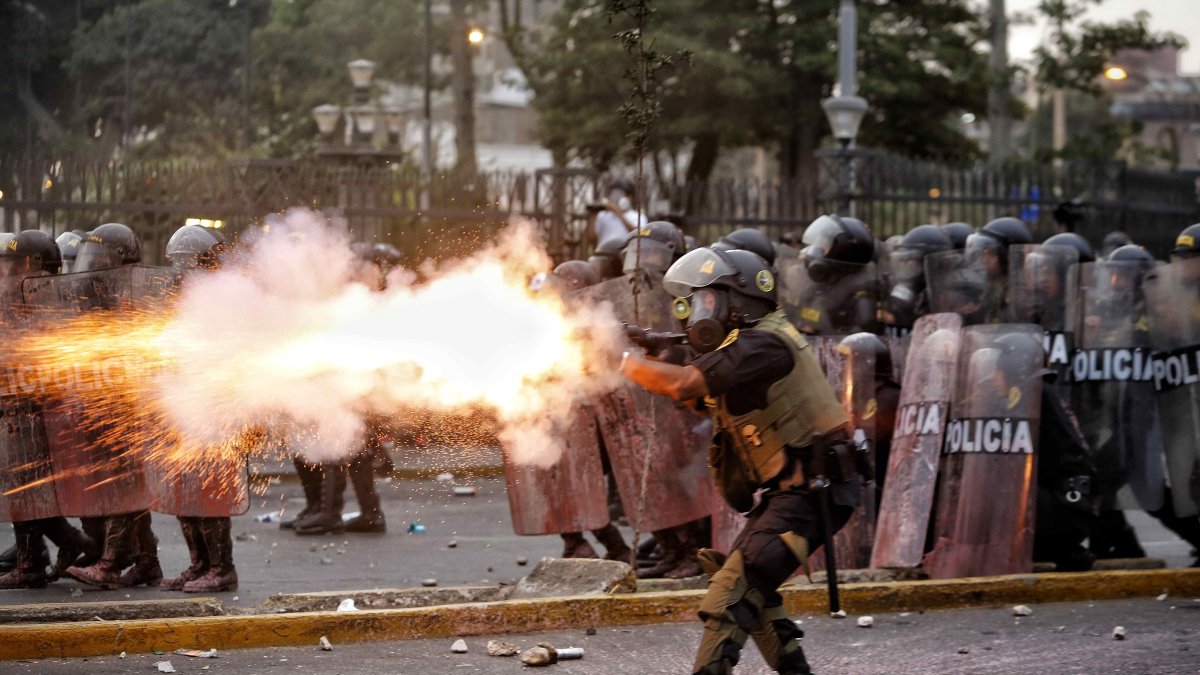 Imagen de archivo de miembros de la Policía enfrentan a manifestantes durante una jornada de protestas antigubernamentales que exigen la renuncia de la presidenta Dina Boluarte en Lima (Perú).