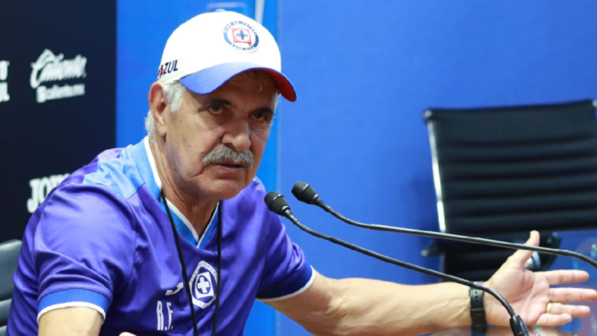 Tuca Ferreti, actual DT de Cruz Azul se mostró molesto en rueda de prensa.