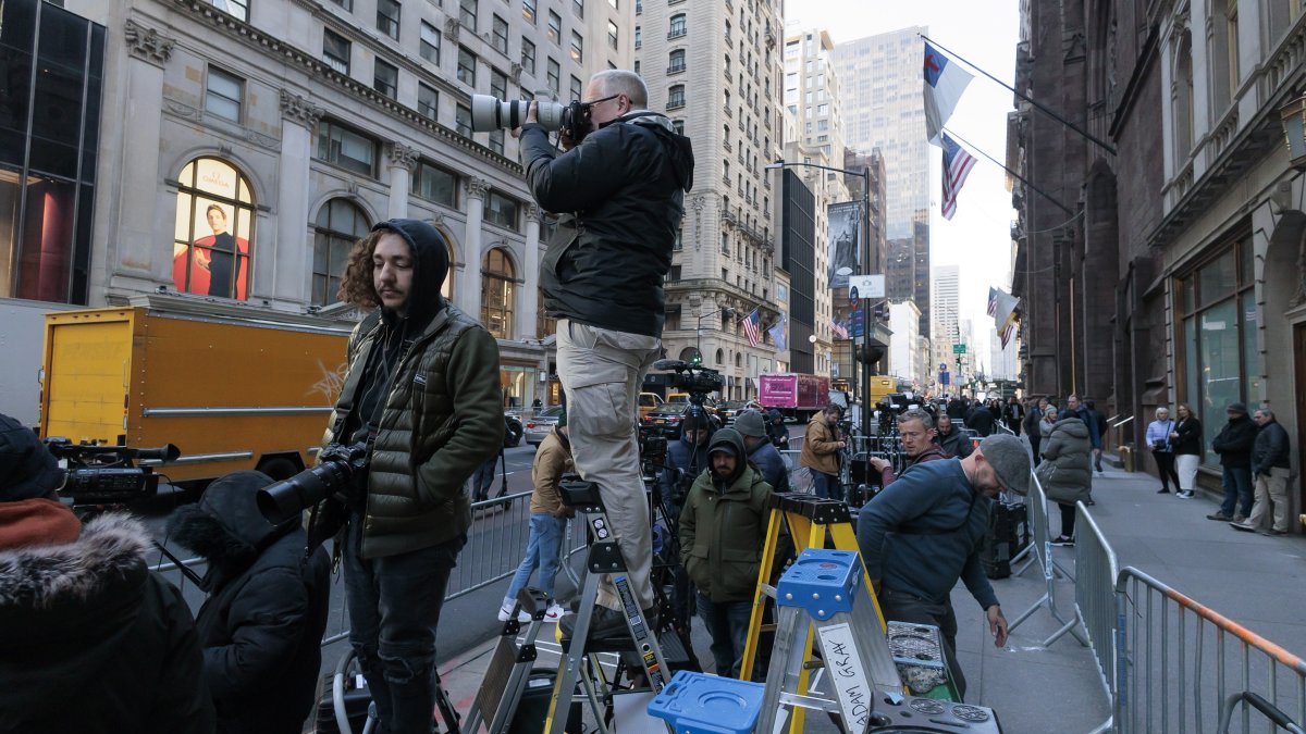 otógrafos de noticias se reúnen en la Quinta Avenida cerca de la Torre Trump en Nueva York, Nueva York.