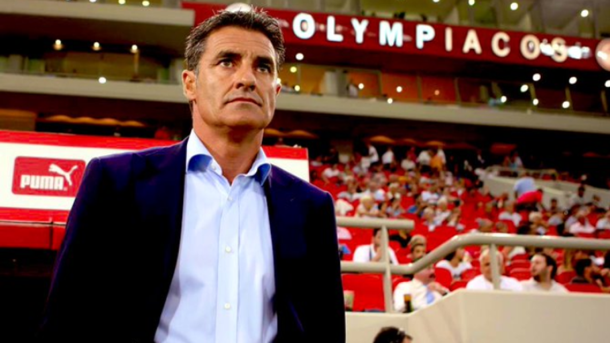 El entrenador español dimitió de su cargo y ahora el club griego se encuentra sin DT.