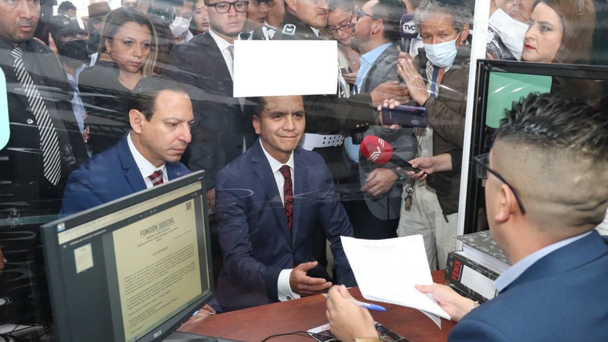 presenta Garantía Jurisdiccional de acción de Protección en contra del Sr. Guillermo Lasso, Ministro de Finanzas y Procurador General del Estado.