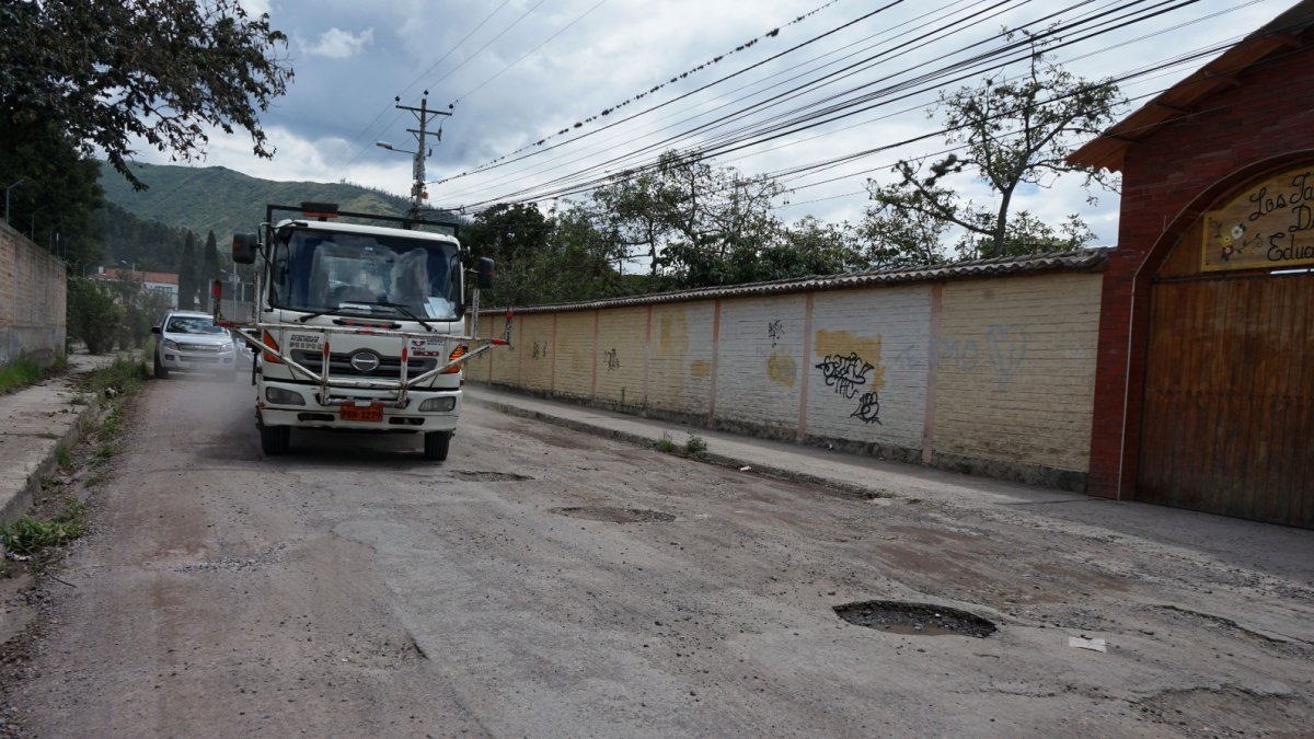 Hilera. Los vehículos deben sortear los orificios que están unos junto a otros.