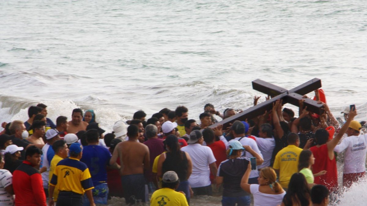 El Baño de la Cruz es el contacto del hombre con el mar y Dios.