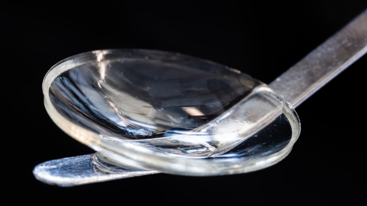 El implante se asemeja a la córnea humana y está hecho de proteína de colágeno de piel de cerdo.