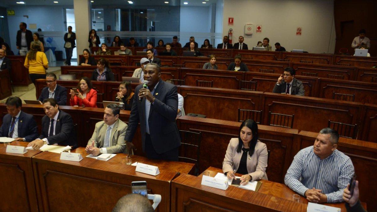 Roberto Cuero (Unes) fue de los más indignados porque en el juicio político se les pide hablar exclusivamente de la acusación de peculado.