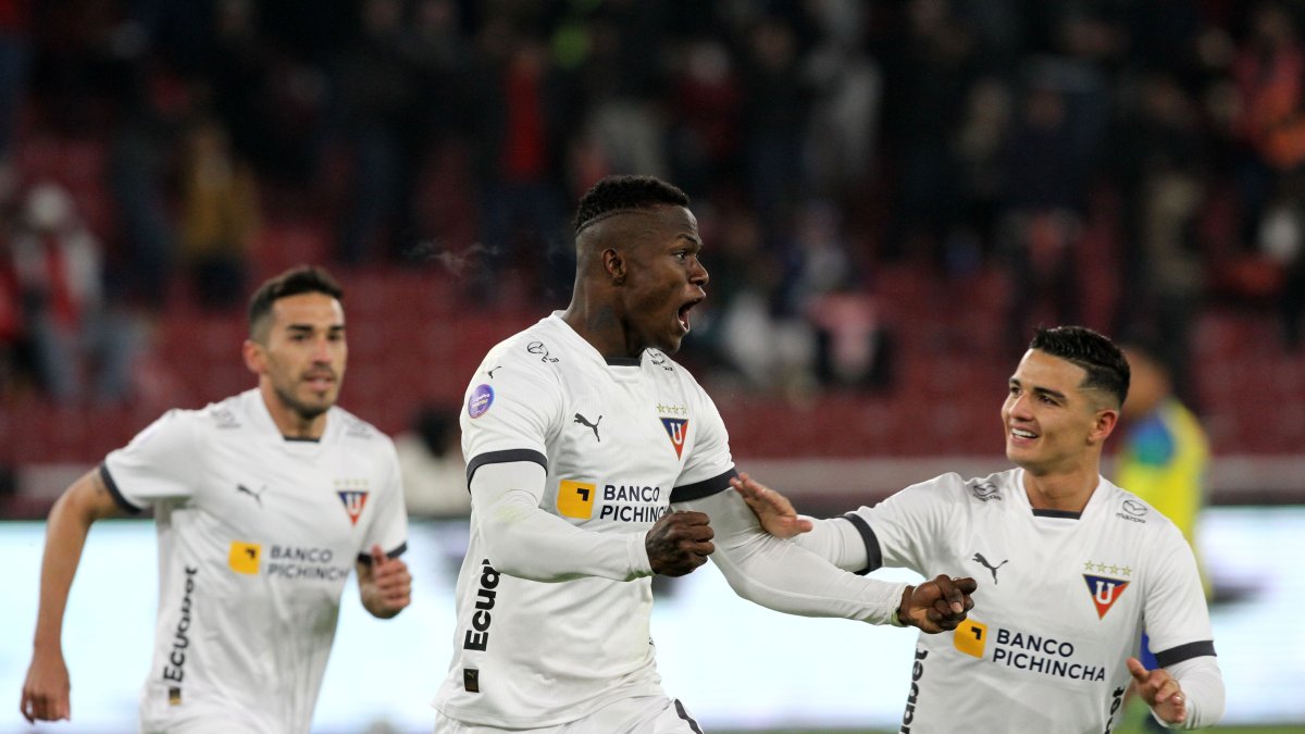 José Angulo (c) y Alexander Alvarado (d) estarán en el ataque albo para el duelo en Perú.