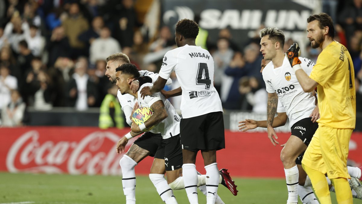 Los jugadores del Valencia celebra el primer gol del equipo valencianista durante el encuentro frente al Rayo Vallecano en el estadio de Mestalla.