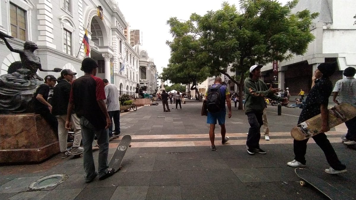 Evento. Adolescentes guayaquileños en una actividad reciente en la Plaza de la Administración, en Guayaquil.