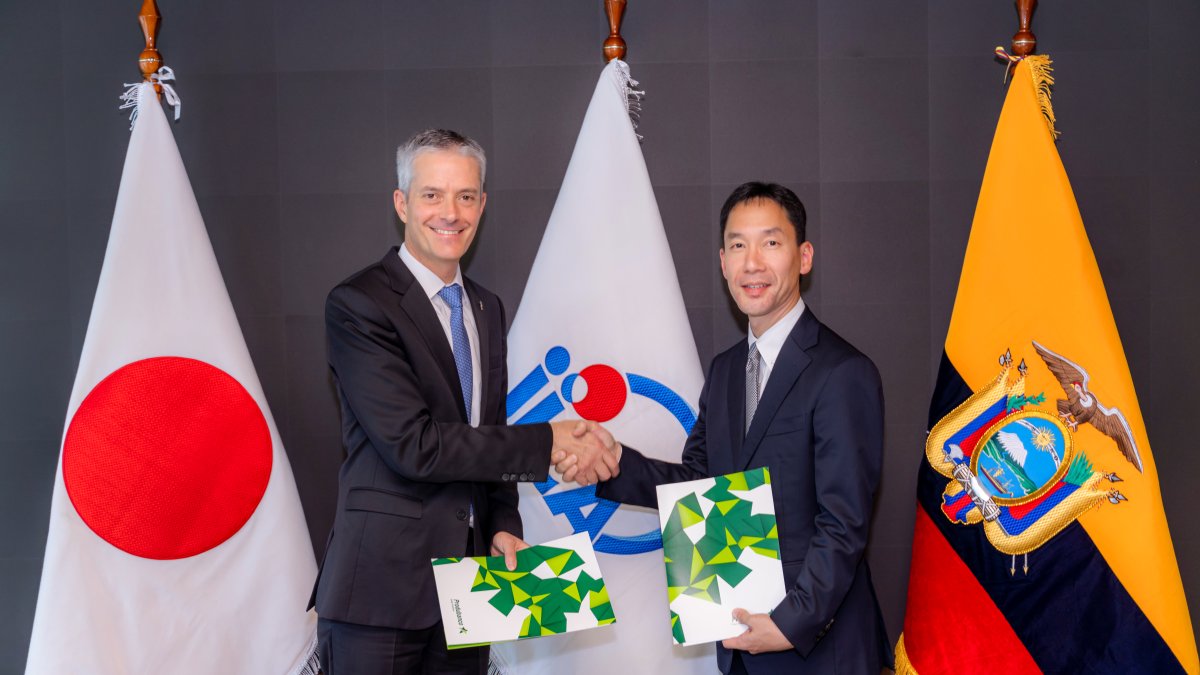 Rubén Eguiguren, Presidente Ejecutivo de Produbanco y Jin Wakabayashi, Deputy General Director de PSIF (Private Sector Investment Finance) de JICA