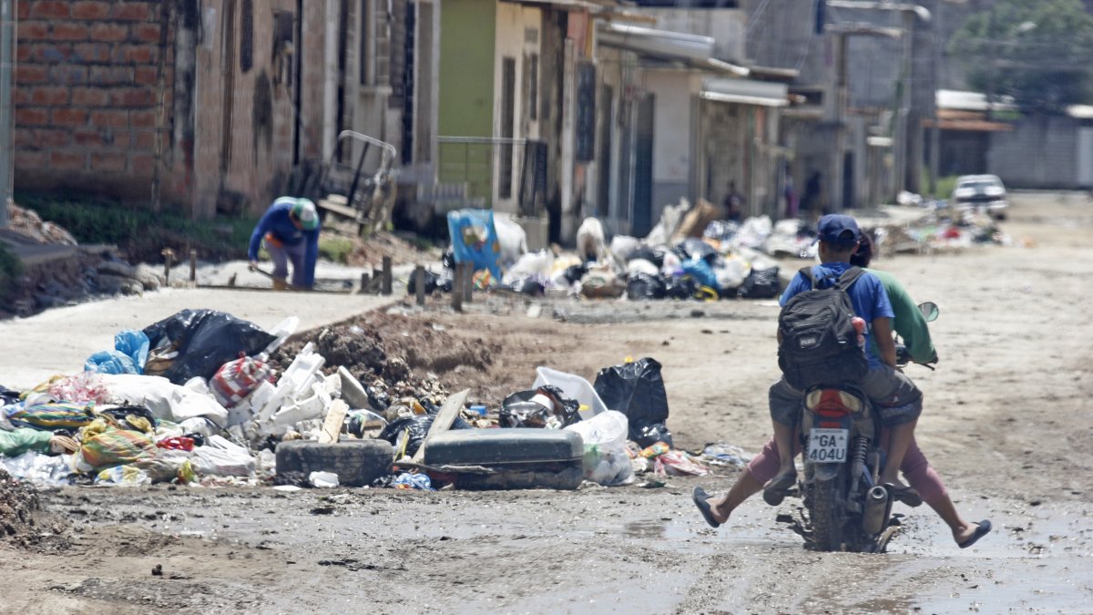 La 28 de Agosto. En medio de basura, tierra y agua, los conductores se hacen camino para no tropezar en calles donde las aceras se pierden.