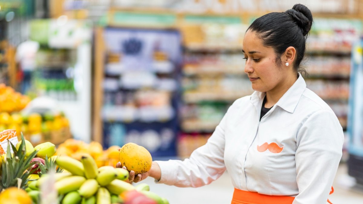 Labor. Una trabajadora independiente de delivery comprando.