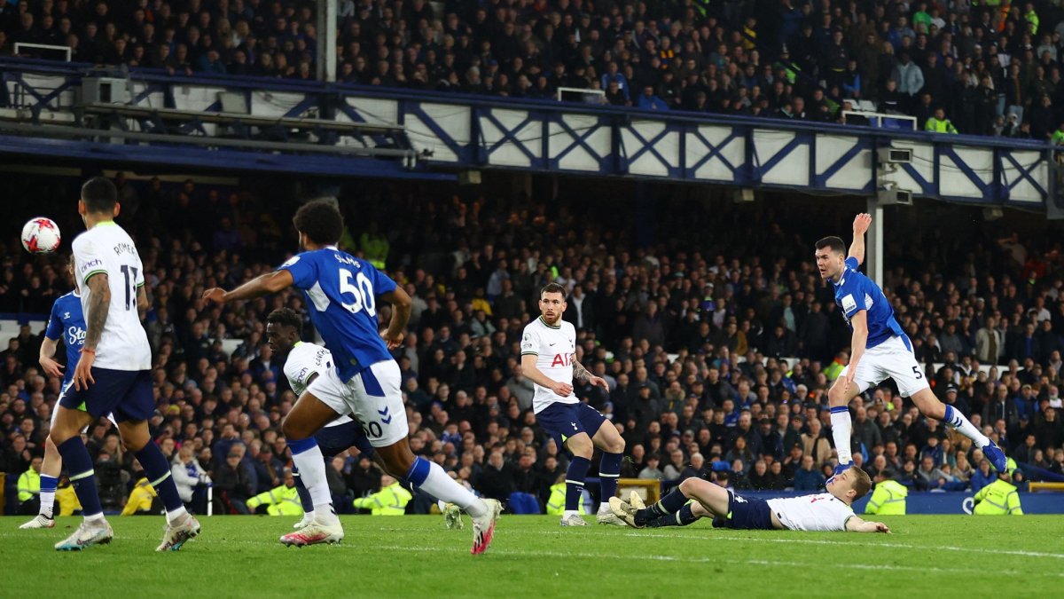 El central Michael Keane (d), que había cometido falta penal, se resarció y marcó el 1-1 definitivo para el Everton.