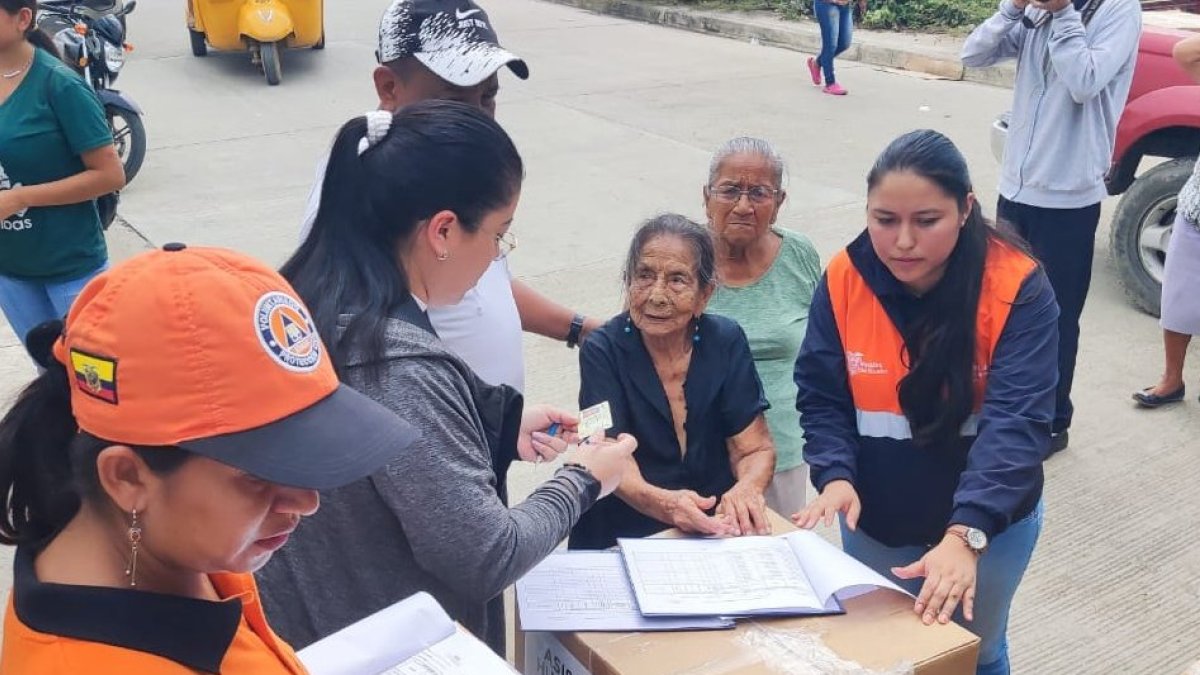 Asistencia. Los afectados por las inundaciones recibieron kits.
