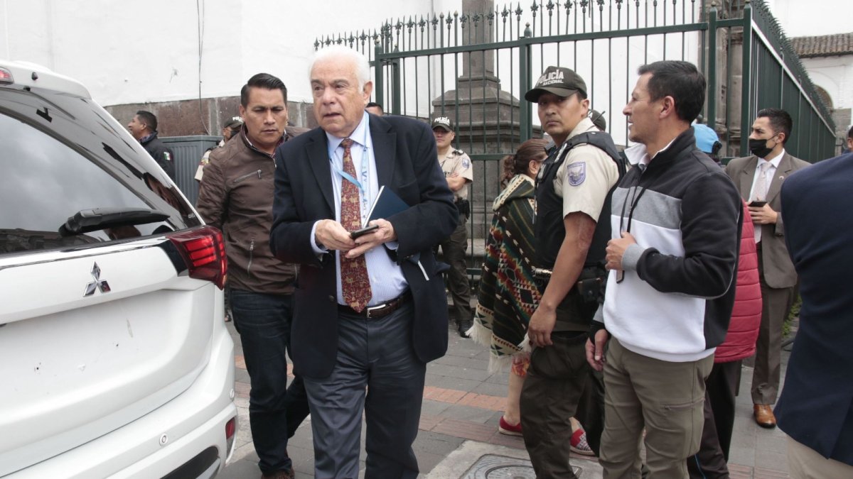 El ministro de Energía, Fernando Santos Alvite, al ingreso de la Presidencia de la República.