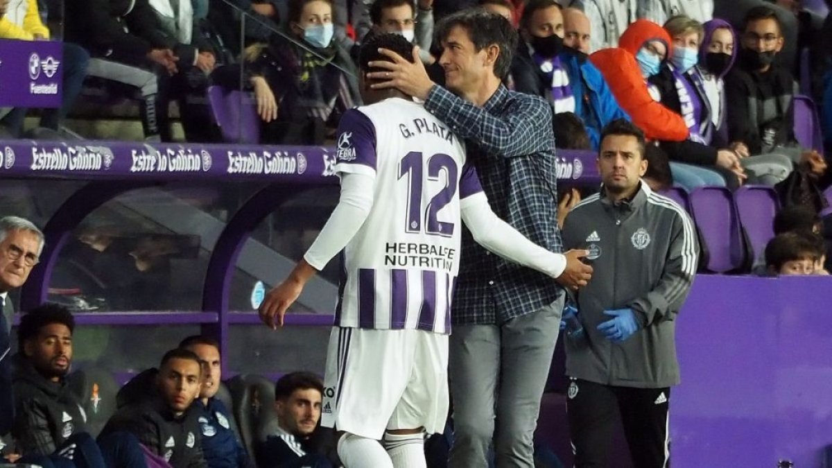 José Rojo, alias Pacheta (d), fue destituido de su rol como entrenador del Real Valladolid, equipo donde milita Gonzalo Plata.