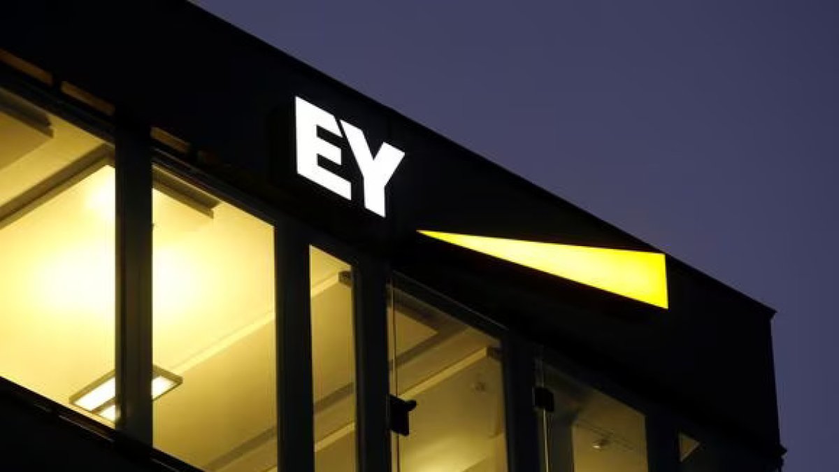 El logo de Ernst & Young se luce en una oficina en Zérich, Suiza.