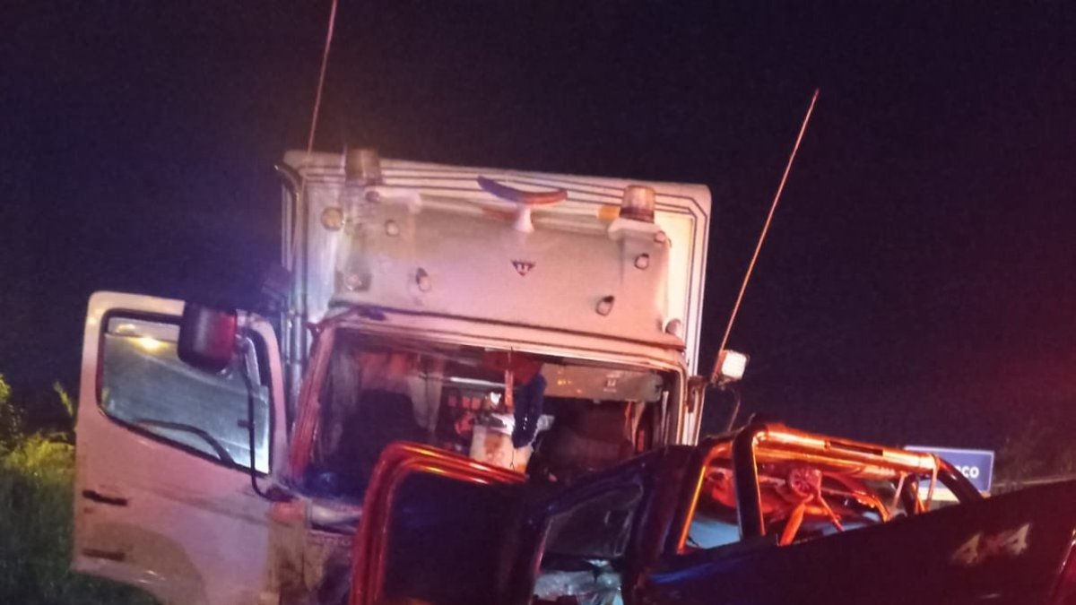 La camioneta en la que se trasladaban los jóvenes, quedó completamente destruida.