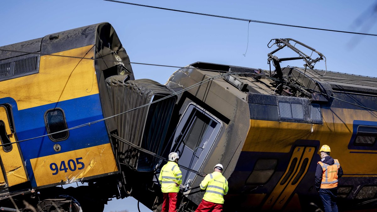 Investigadores en el lugar de un accidente de tren en Voorschoten, Países Bajos, el 04 de abril de 2023.